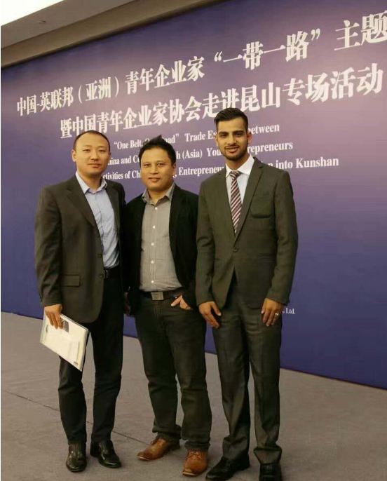 仟億達龐總（左一）與卡薩萊亞有限公司首席執(zhí)行官瑞吉•德哈•約翰（左二）、百德私人有限公司首席執(zhí)行官薩巴斯•薩皮克答（左三）