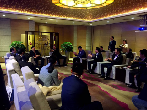 福州市市長尤猛軍、副市長胡振杰、北京福建商會會長陳春玖與仟億達董事長鄭兩斌 （右排左三）等進行會談