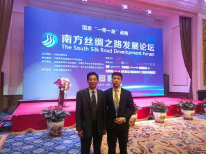 仟億達(dá)孫總（右）與國(guó)務(wù)院殊津貼專、區(qū)域經(jīng)濟(jì)與產(chǎn)業(yè)發(fā)展研究中心主任茶洪旺合影