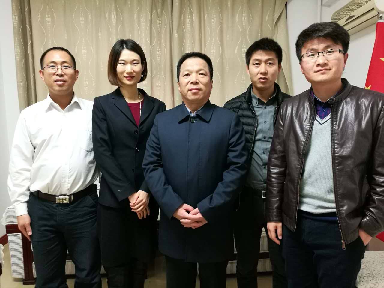 仟億達(dá)劉總(右一)與曲沃副縣長崔權(quán)利(左一)簽約現(xiàn)場 仟億達(dá)劉總(右一)與曲沃副縣長崔權(quán)利(左一)簽約現(xiàn)場