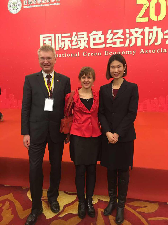  捷斯中合作協(xié)會(huì)監(jiān)事會(huì)員Rudolf Zachoval（左一）、Sarka Zhang（左二）與 仟億達(dá)劉總（右一）合影