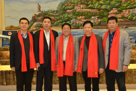 仟億達(dá)集團(tuán)董事長鄭兩斌（左一）、陜西廈門商會會長陳信雄（左二）、與廈門市人原副主任汪興裕（正中）、廈門駐京辦主任王飛（右二）廈門企業(yè)商會會長蔣清林（右一）