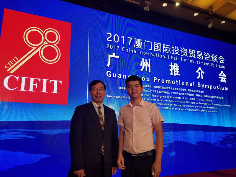 廈門市商務(wù)局副局長洪本祝(左)與仟億達(dá)集團廈門子公司鄭總(右) 廈門市商務(wù)局副局長洪本祝(左)與仟億達(dá)集團廈門子公司鄭總(右)