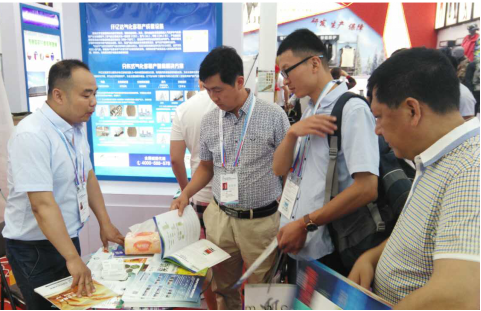 仟億達(dá)集團(tuán)展臺(tái)吸引各界人士前來(lái)參觀、咨詢