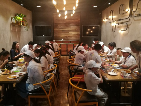 孩子們在愉快的用餐 孩子們在愉快的用餐