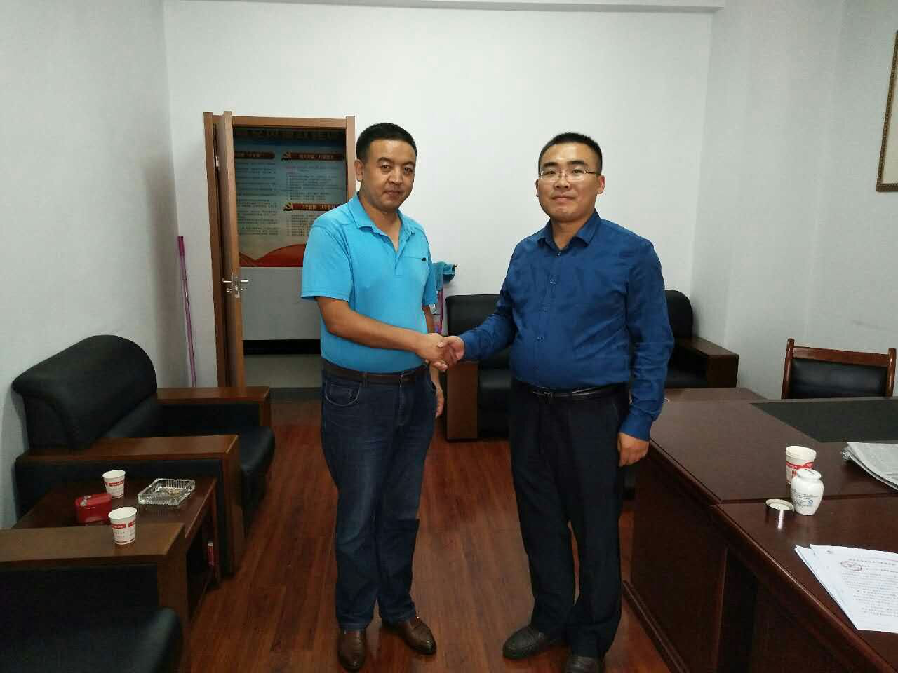 舟曲縣林業(yè)局金局長(zhǎng)(左)與仟億達(dá)陜西分公司賈總(右) 舟曲縣林業(yè)局金局長(zhǎng)(左)與仟億達(dá)陜西分公司賈總(右)