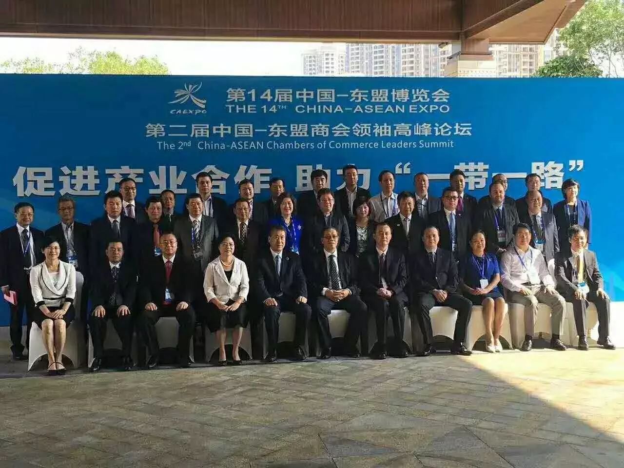 全國工商聯(lián)副主席黃榮(首排右5)、廣西壯族自治區(qū)副主席陳剛(首排右6)與仟億達集團董事長鄭兩斌(三排左3)等嘉賓合影