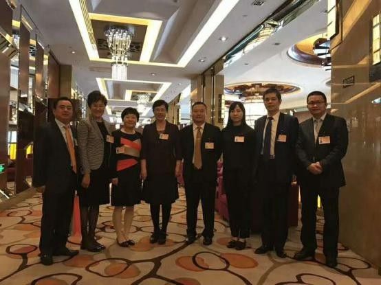 任市工商業(yè)聯(lián)合會(huì)主席燕瑛(左4)與仟億達(dá)集團(tuán)董事長鄭兩斌(右2)等合影 0 (2)